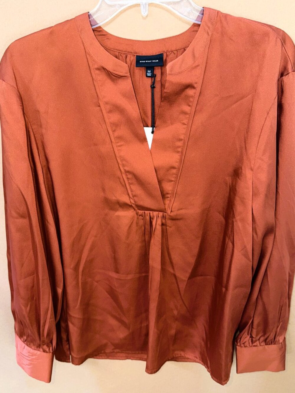 NWT Women's WHO WHAT WEAR Long Sleeve V-Neck Arabian Spice Satin Blouse, Medium